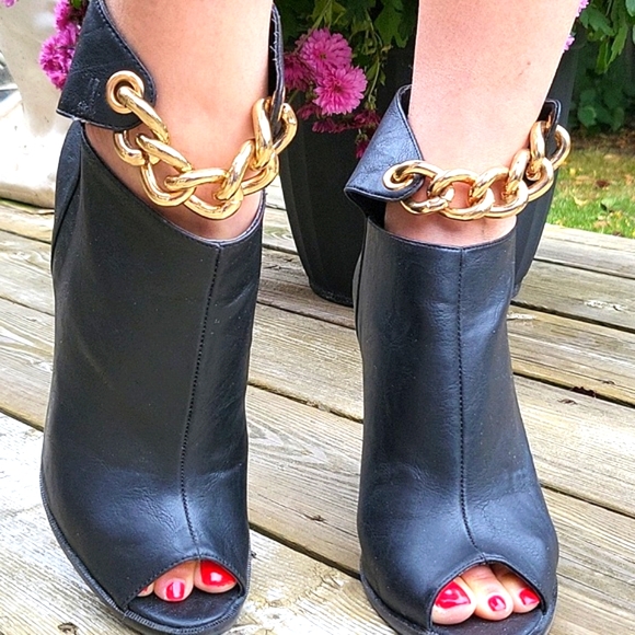 Super Hot Ankle Boots! LIKE NEW! Zigi Soho Faux Leather, Gold Chains, Wedge, 8 - Picture 7 of 17